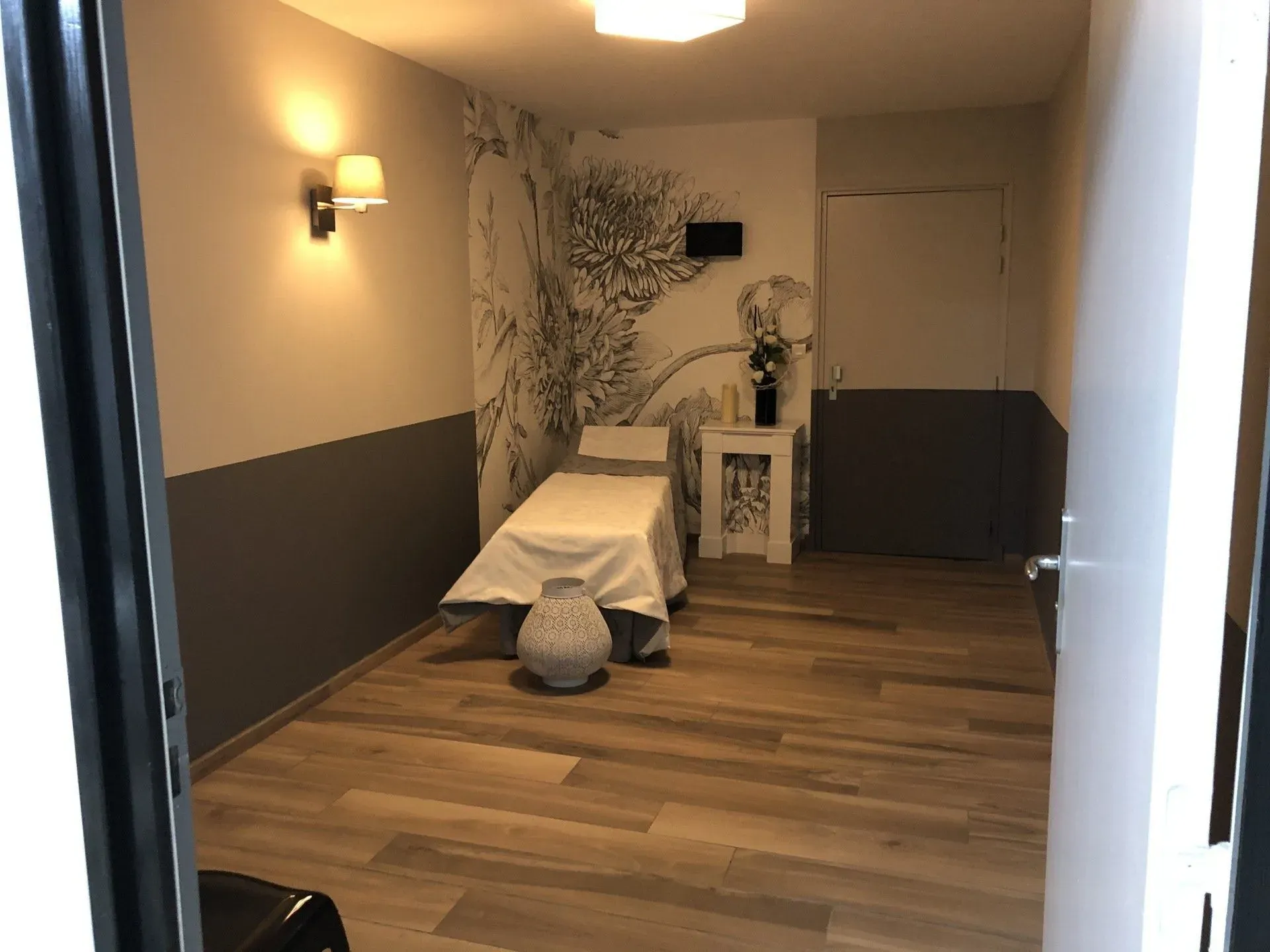 Chambre funéraire intime et sobre préparée pour une veillée mortuaire.