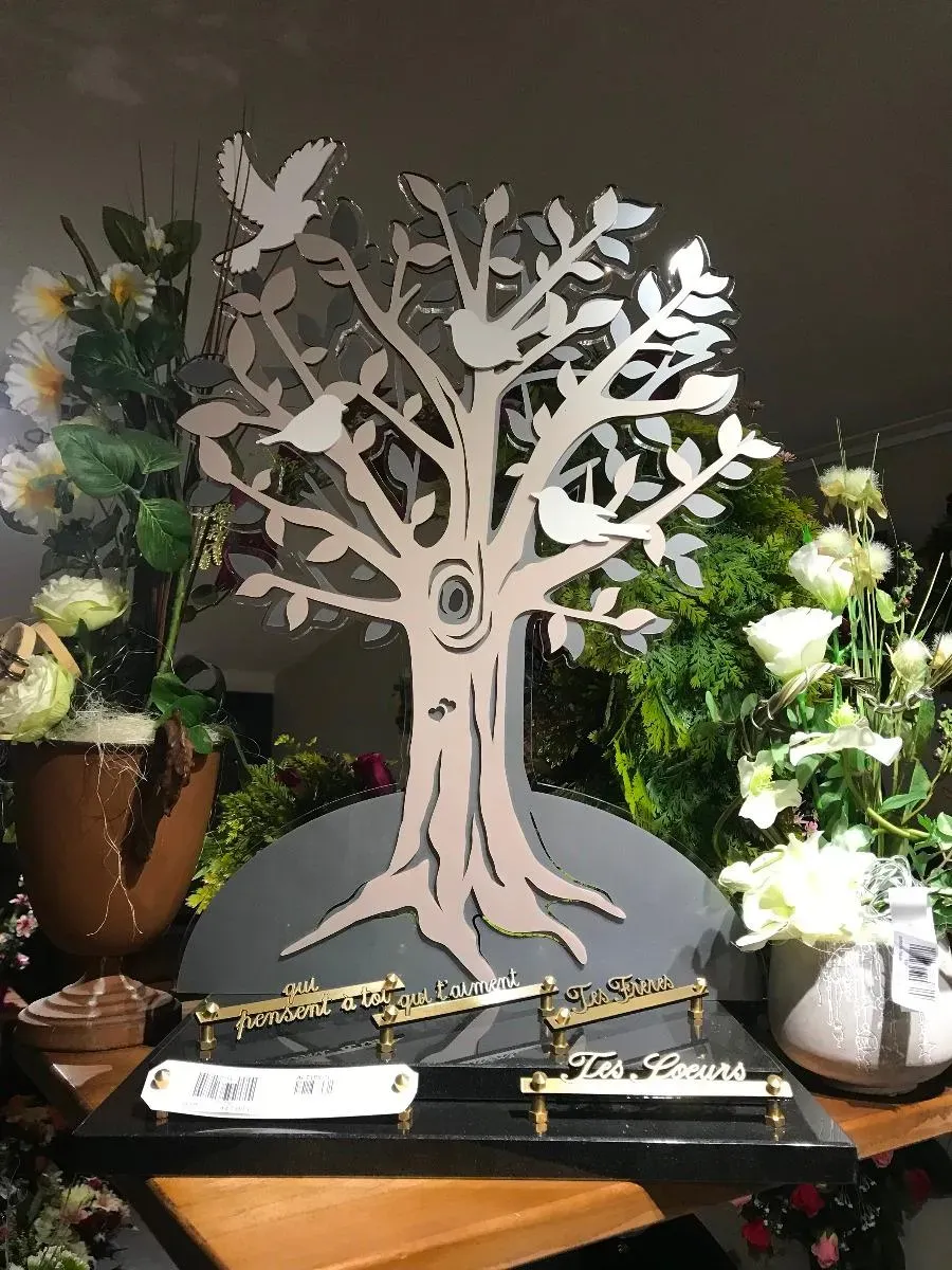 Plaque funéraire personnalisée en forme d'arbre de vie avec oiseaux.