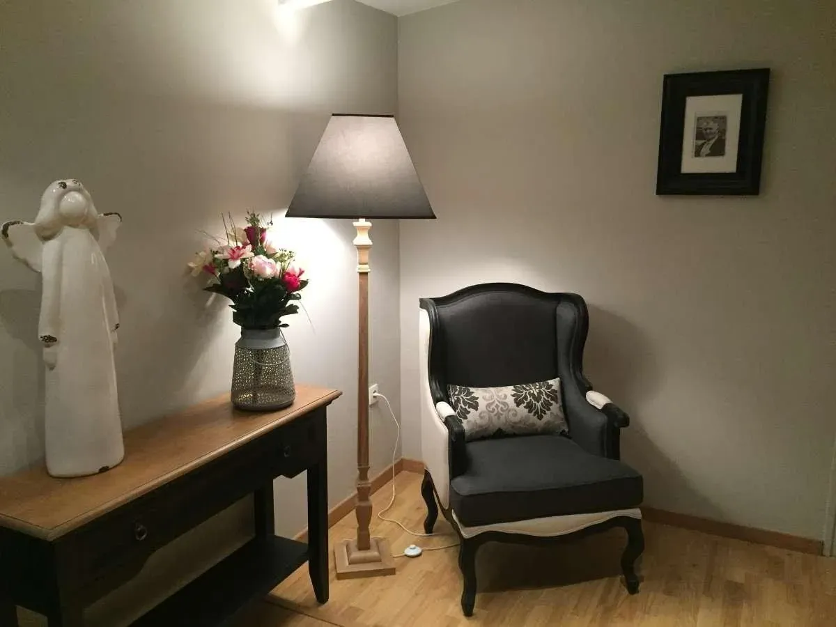Espace d'accueil et d'attente d'une chambre funéraire à la décoration soignée.