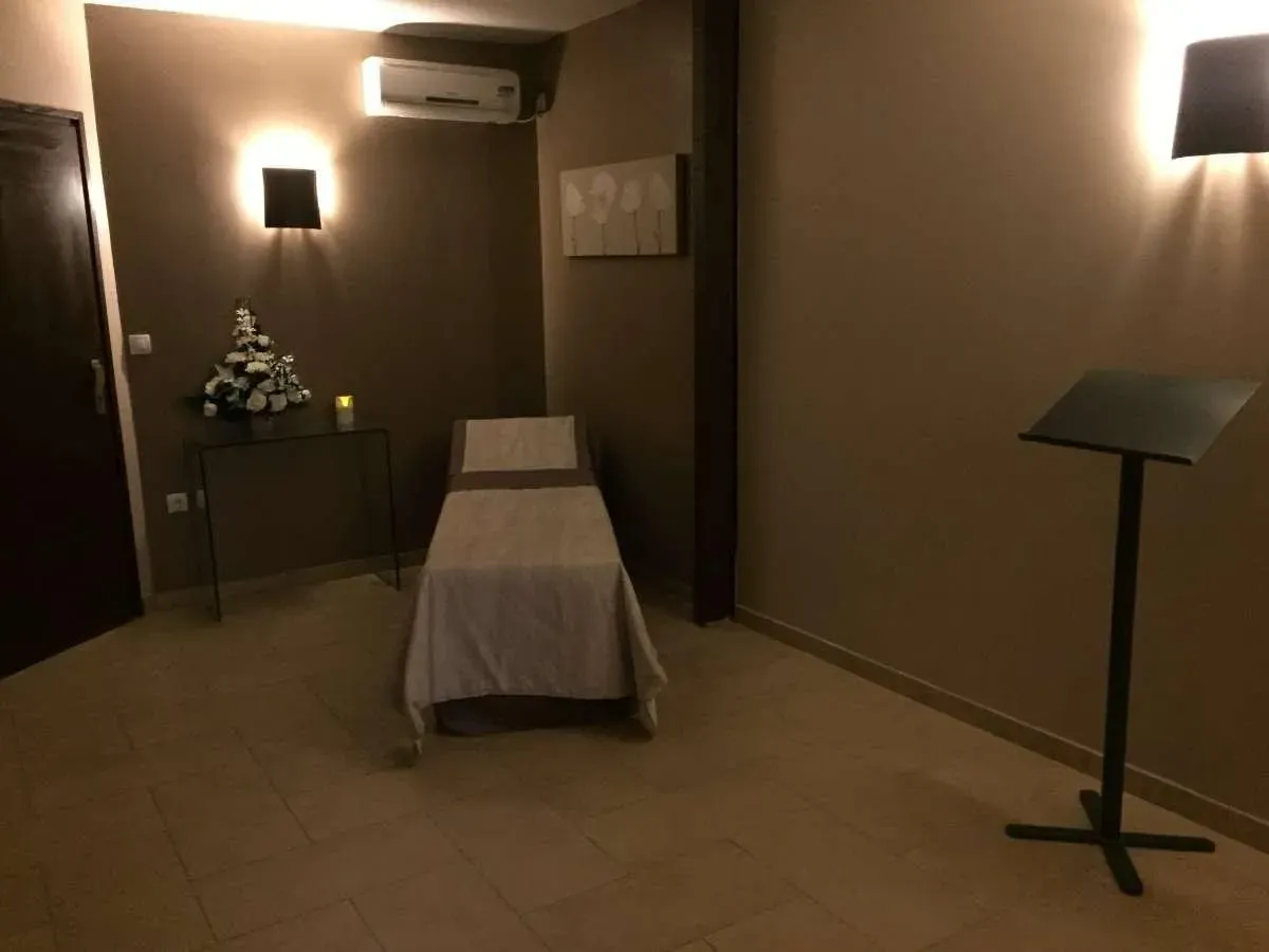 Chambre funéraire baignée d'une lumière douce pour le dernier hommage.